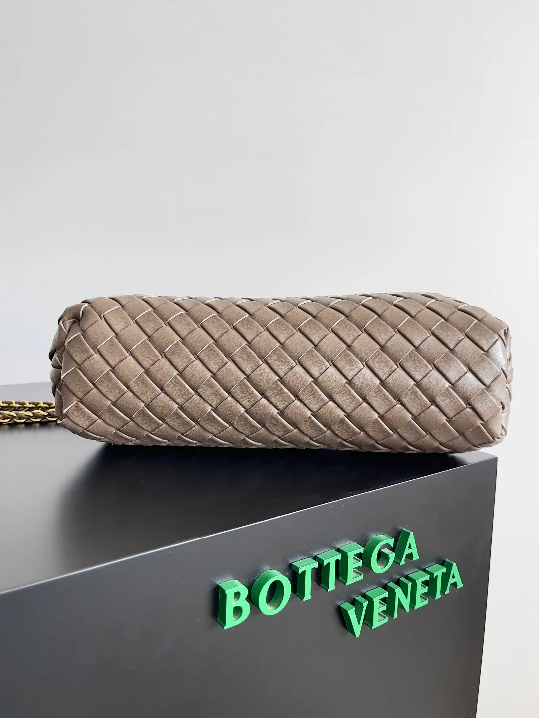 Batch 2260 BOTTEGA VENETA Lady's LAUREN CLUTCH Chain Clutch was inspired by 40 years ago. It is a perfect fusion of classic and modern bags. It is effortless and fashionable for any occasion and at any time. The newly added detachable metal chain allows people to have more ways to carry it. It is grand and elegant. Style No.: 785807 Size: 31.5*16.5*11cm
